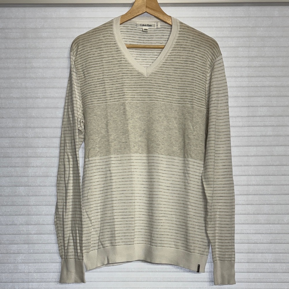 Calvin Klein Men's V-Neck Sweater in White and Gray. Size M.